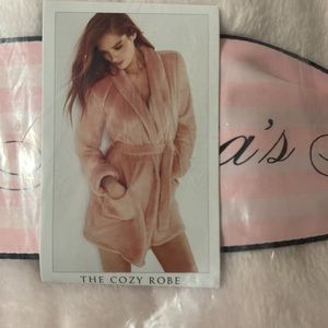 New in package VS cozy robe size Xs/S